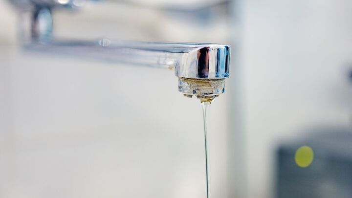 Kalk im Trinkwasser: Wann salzfreier Kalkschutz wirklich die bessere Wahl ist